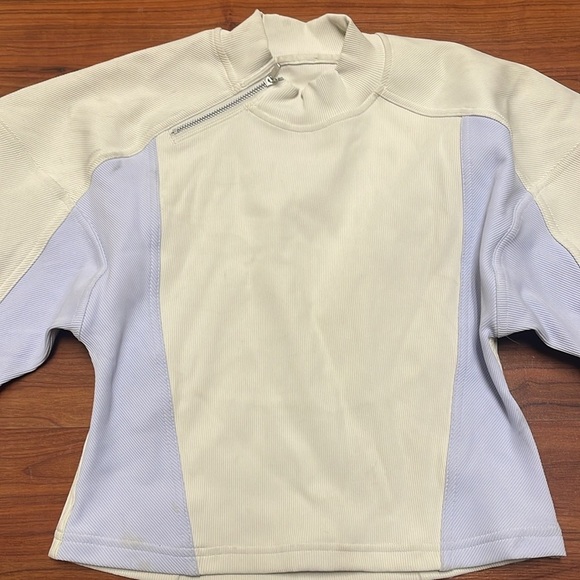 COPY - Lululemon Ribbed Luxtreme Wide-Sleeve Pullover in bone/blissful blue. Si… - Picture 9 of 9